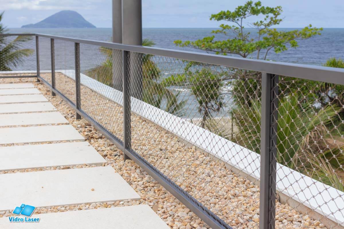 Guarda-corpo em aço inox com tela e pintura preta