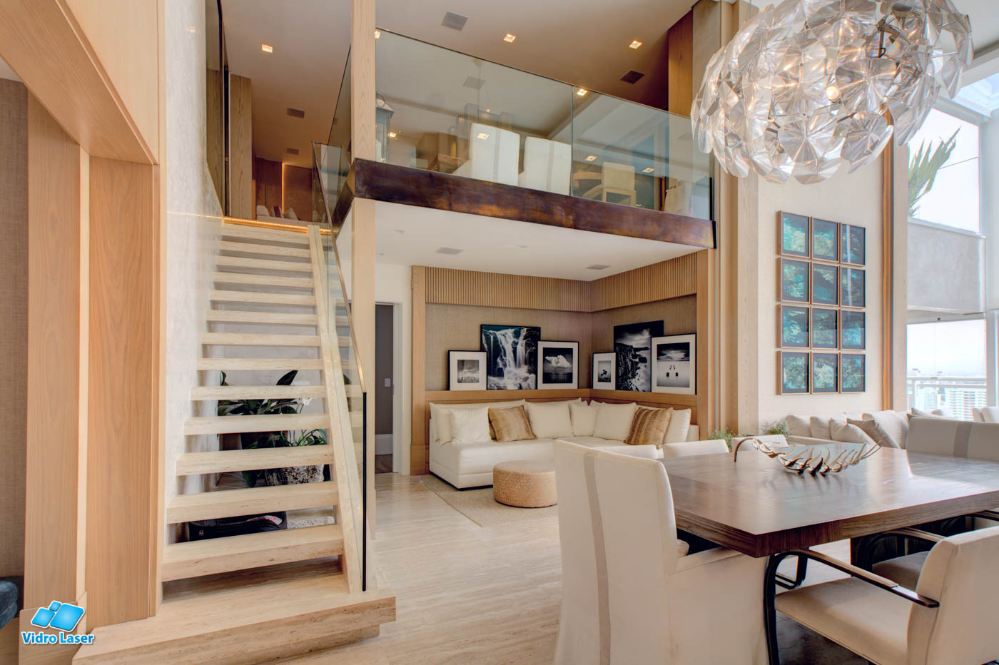 mezanino com guarda-corpo de vidro residencial