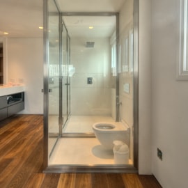 Box caixilhos aço inox lado cama.