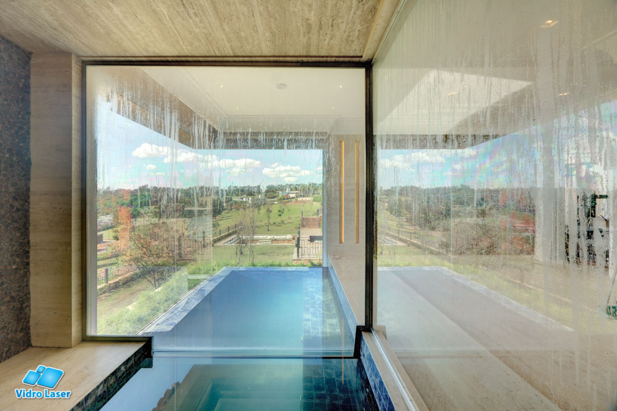 fechamento de saunda de vidro com piscina